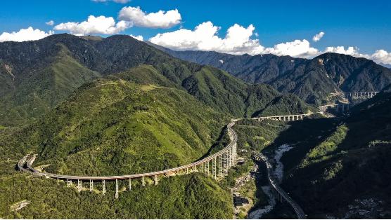 “雙螺旋隧道”展線方案的四川雅安至西昌高速公路.jpeg